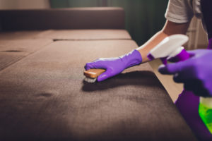 Domowe sposoby na wyczyszczenie narożnika i kanapy